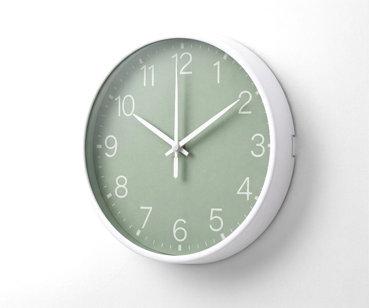 Green minimalist wall clock with a white rim and slim white hands